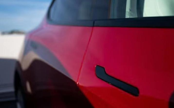 隐藏式门把手火了十年，事故里打不开门，人卡在车里出不来。工信部今年发了新规，