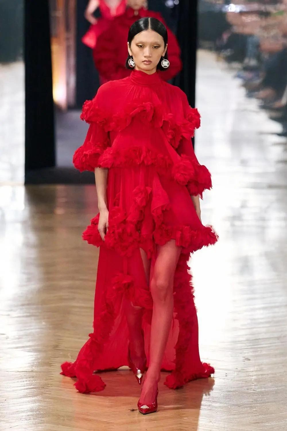 Blumarine2026-27秋冬把威尼斯暗夜的带刺玫瑰绣进尚蒂伊蕾丝，蝴蝶