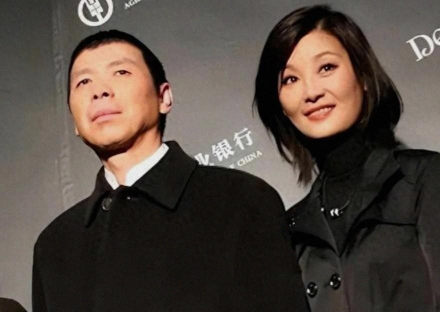 别再传徐帆婚变了！养女一句话破谣言，冯小刚这举动早说明一切别再盯着徐帆和冯