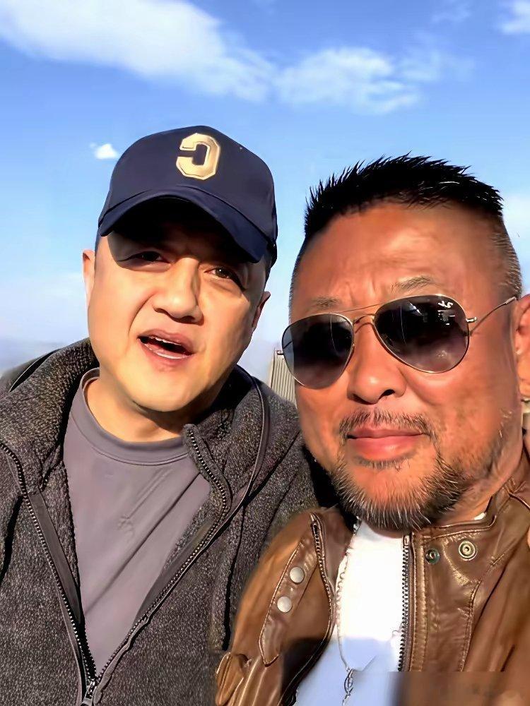 别以为李亚鹏垮了。你看他跟谁混在一起，就全明白了。大过年的，李亚鹏没回哪个家，