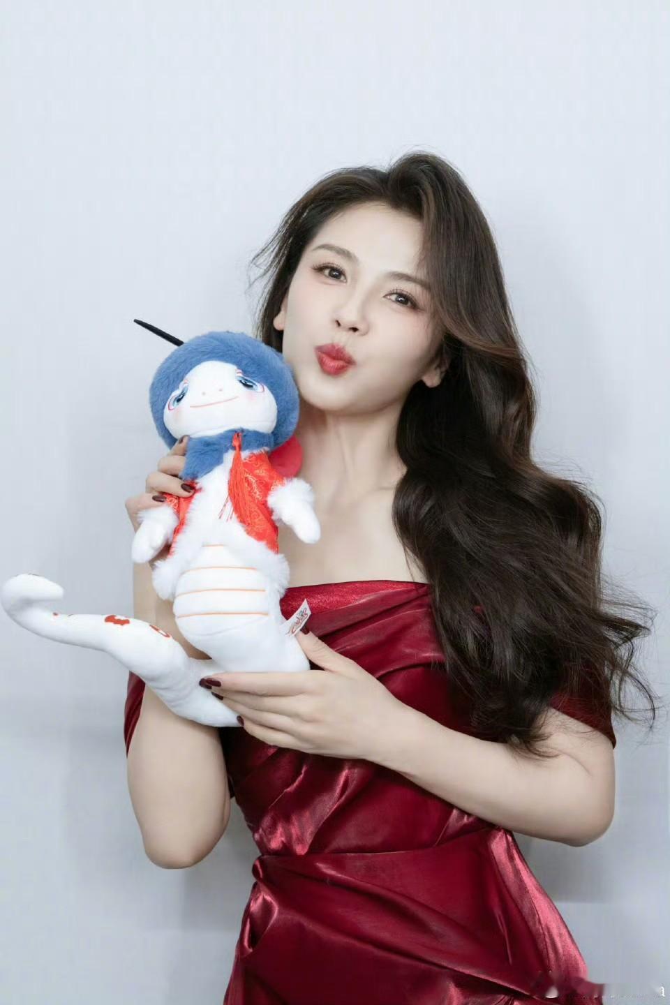 发现刘涛只有过年期间才会穿红裙子红大衣～小红桃完全就是春节限定～明艳大气国泰民安