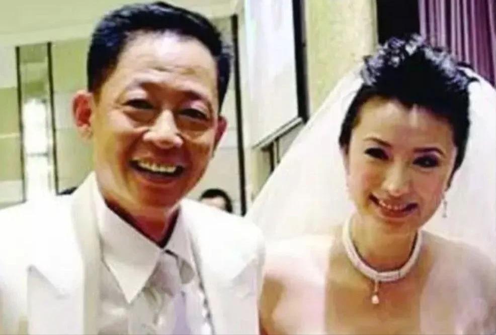 2008年上海女富豪陈坚红，爱上了王志文。她说：我有5亿身家，年收入5000W，