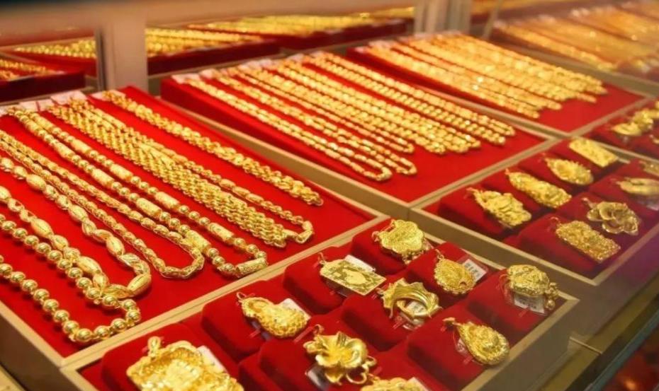 当所有人把钱换成了黄金，就会开始收割了。它就会从1600元一克慢慢降到300元一