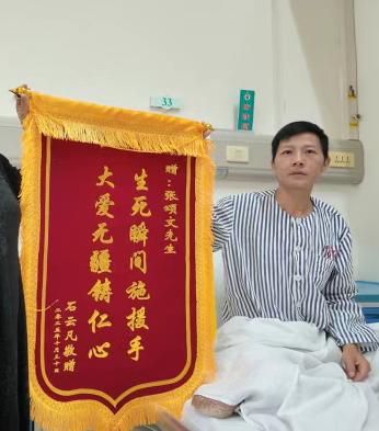 我总算明白张颂文为啥没塌房了说出来你可能不信除了他背景硬，更关键的是，他真把