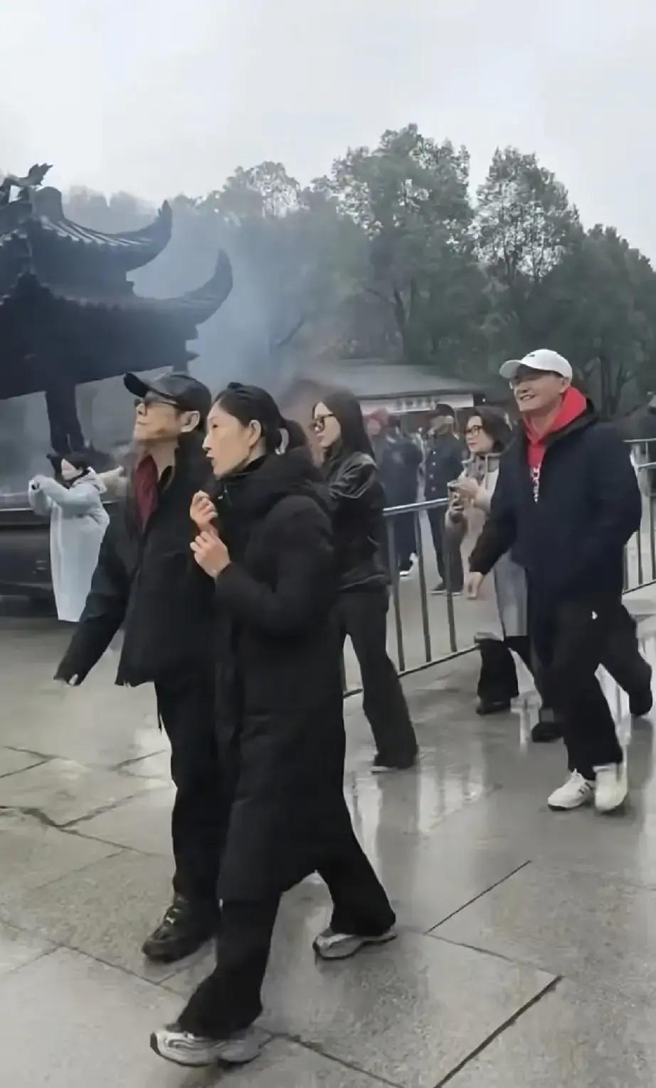 李连杰又上山了，这回是安徽九华山，细雨冷风，他连伞都不打，自己走，没人扶。前