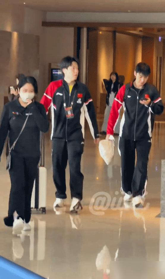 莎莎和大头今日份上训啦，莎莎好可爱自己给自己拍拍手掌，上班啦～看下来就是他们