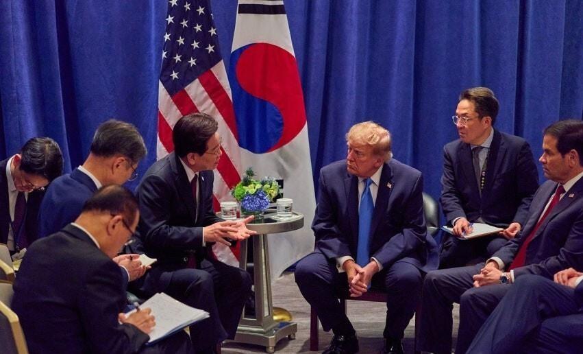 高市早苗和李在明这两位美国在东亚的“小弟”，最近用各自的方式演了一出什么叫“被区