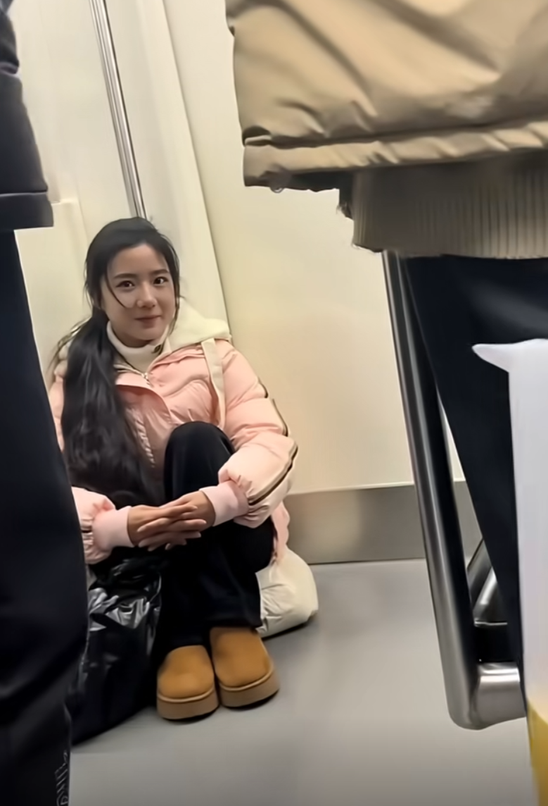 两个没有座位的人相视一笑[doge]