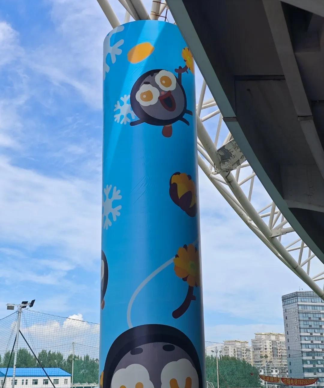 周深哈尔滨演唱会开始布置场点了！连体育场外的柱子都包上了嫑嫑！我们的嫑锅太可爱