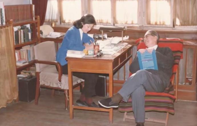 1974年，时任外交部部长乔冠华和妻子章含之在北京史家胡同51号家中拍下的照片，