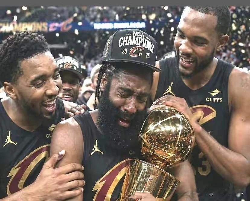 NBA这球真的没得看了。资本控盘无处不在。竞技体育精神荡然无存不说，充满了铜臭