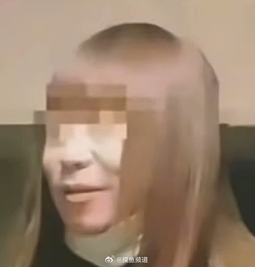 你们吃到那个红姐的瓜了吗？我刚刷到[笑着哭]大概意思是一个五六十岁的男的戴着一