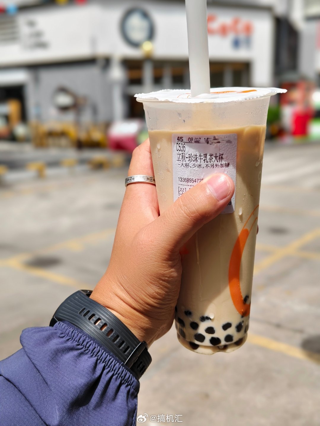 点了杯奶茶商家倒欠我五毛钱，今天点一杯奶茶确实等了很久。秋天第一杯奶茶这到底是谁