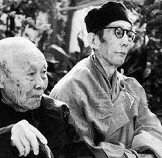 晚清时期，婉容洗澡时，命令刚来的太监孙耀庭伺候自己，谁知，孙耀庭刚解开她衣服，就