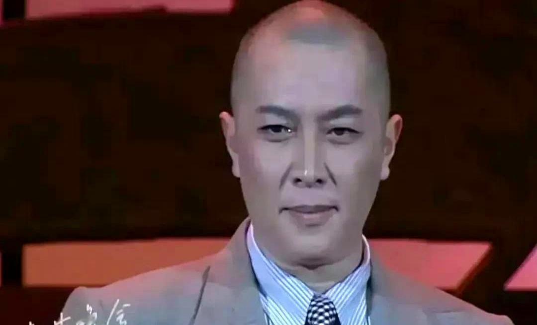 年轻时唐国强颜值出众，面如冠玉英气十足，是实打实的大帅哥。我翻到他那些老