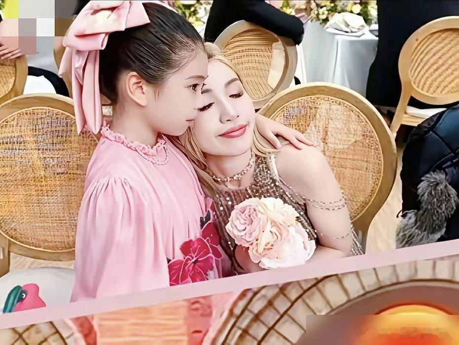 奚梦瑶亿元婚礼上，一个7岁小女孩的眼神，竟然比新娘还抢镜。当妈的何超盈喊累，她