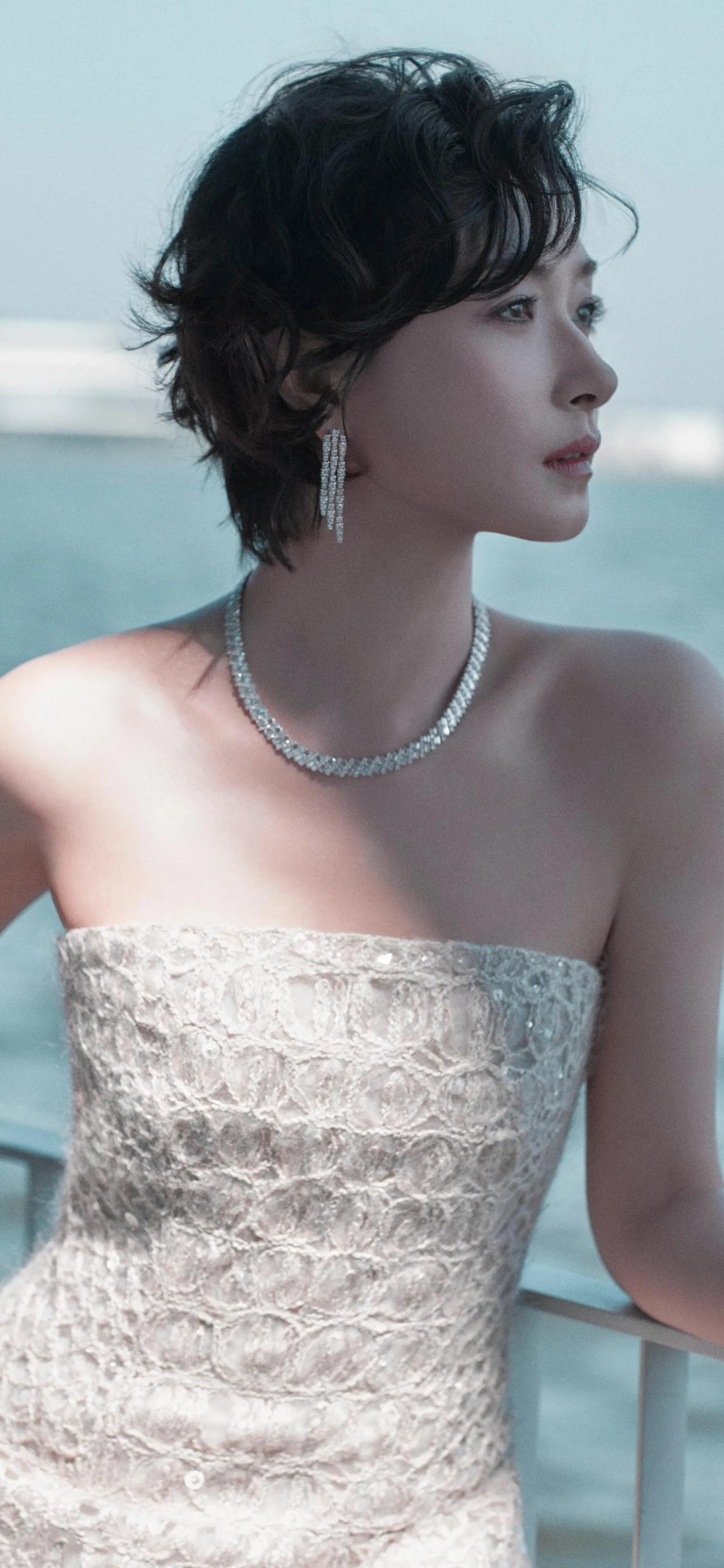 ||万茜，一件白衣尽显唯美妩媚性感，用自己超高身材，颜值，优势，充分呈现诠释时尚
