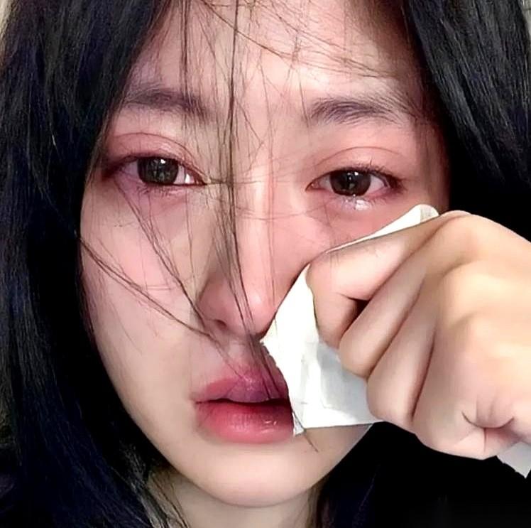 “你告诉我这钱是借的干嘛呢？能解决什么呢？”23岁的研二女生眉头死死拧在一起，