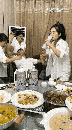 熟人聚会9️⃣足饭饱之后，四个女人把平日里玩得熟悉的男人直接按在椅子上，把9️⃣