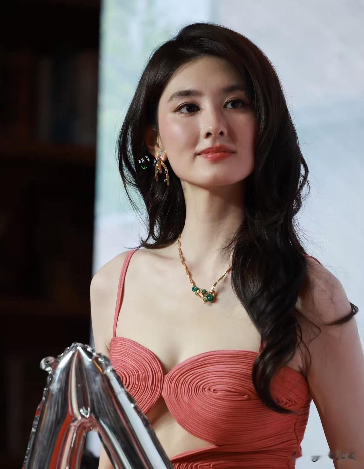楚嘉禾啊楚嘉禾王晓晨的话你是真一句没听进去啊剧宣活动别人西装礼服，就你裙子短