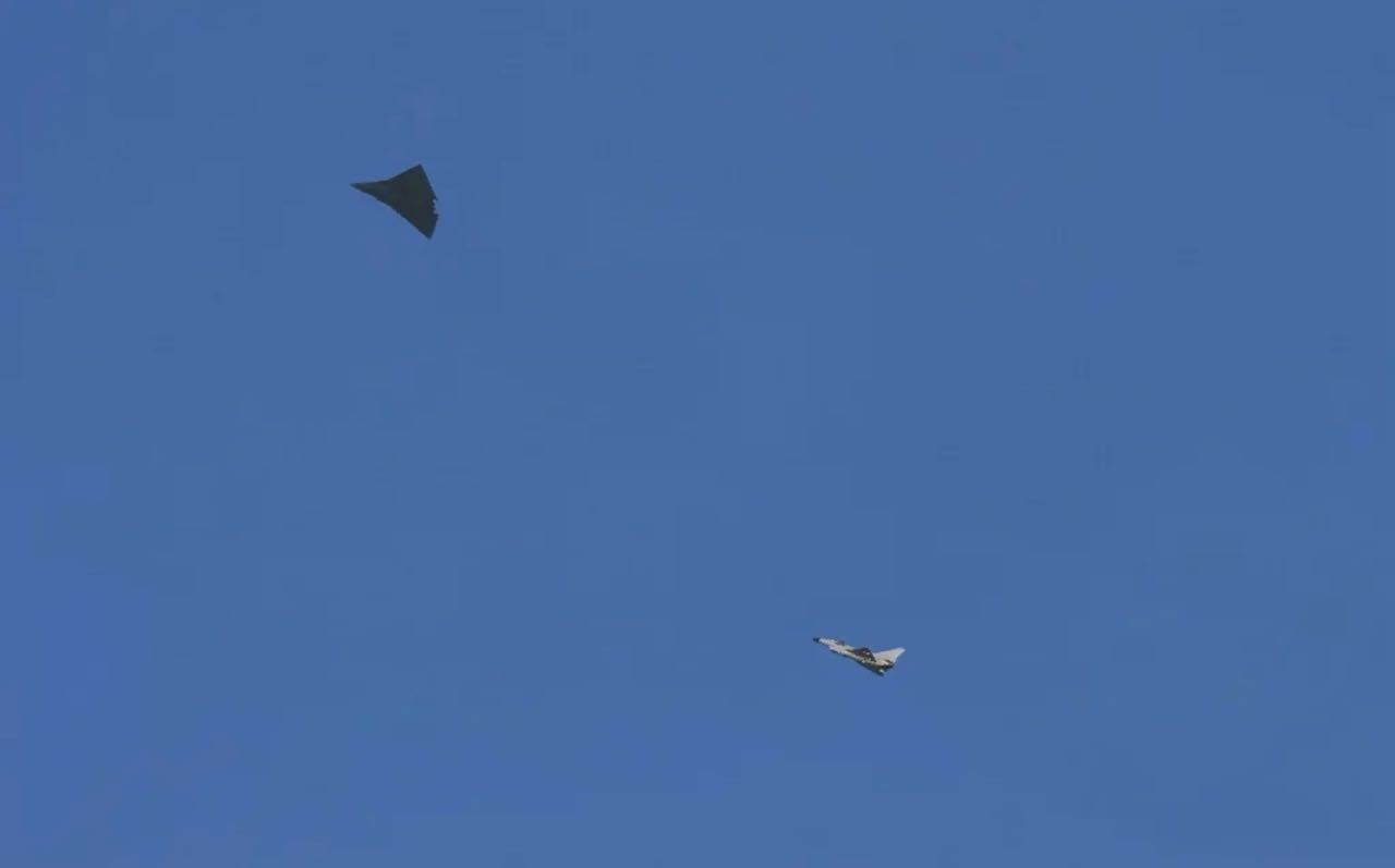 *叮，您的圣诞礼物——歼36三号机（疑似）已签收。