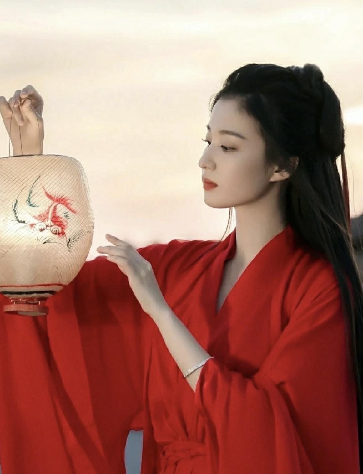 救命！王楚然穿红色也太会了吧！堪称行走的红色种草机，不管是红毯上的红裙杀，还是