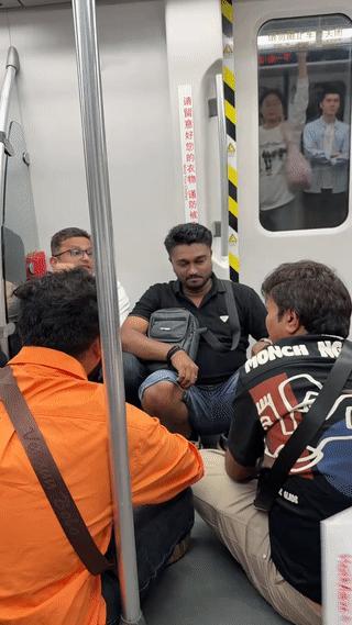 网友在地铁上拍到几个印度人坐在车厢的地上说话聊天。虽然听不懂他们说的是什么？