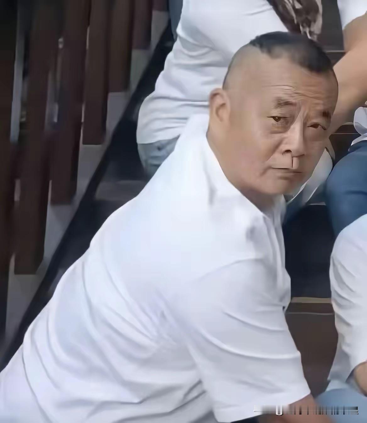 痛快！伊犁警方终于安排了，重庆“白嫖王”碰瓷酒店已正式立案，警方已经调取监控、聊