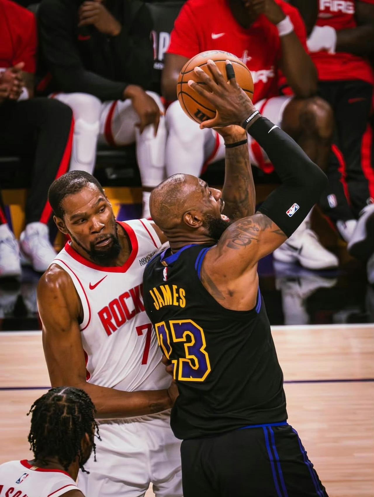 死神崴脚警报！KD出战成疑G2终场前那踉跄一步，让所有球迷的心都提到了嗓子眼。