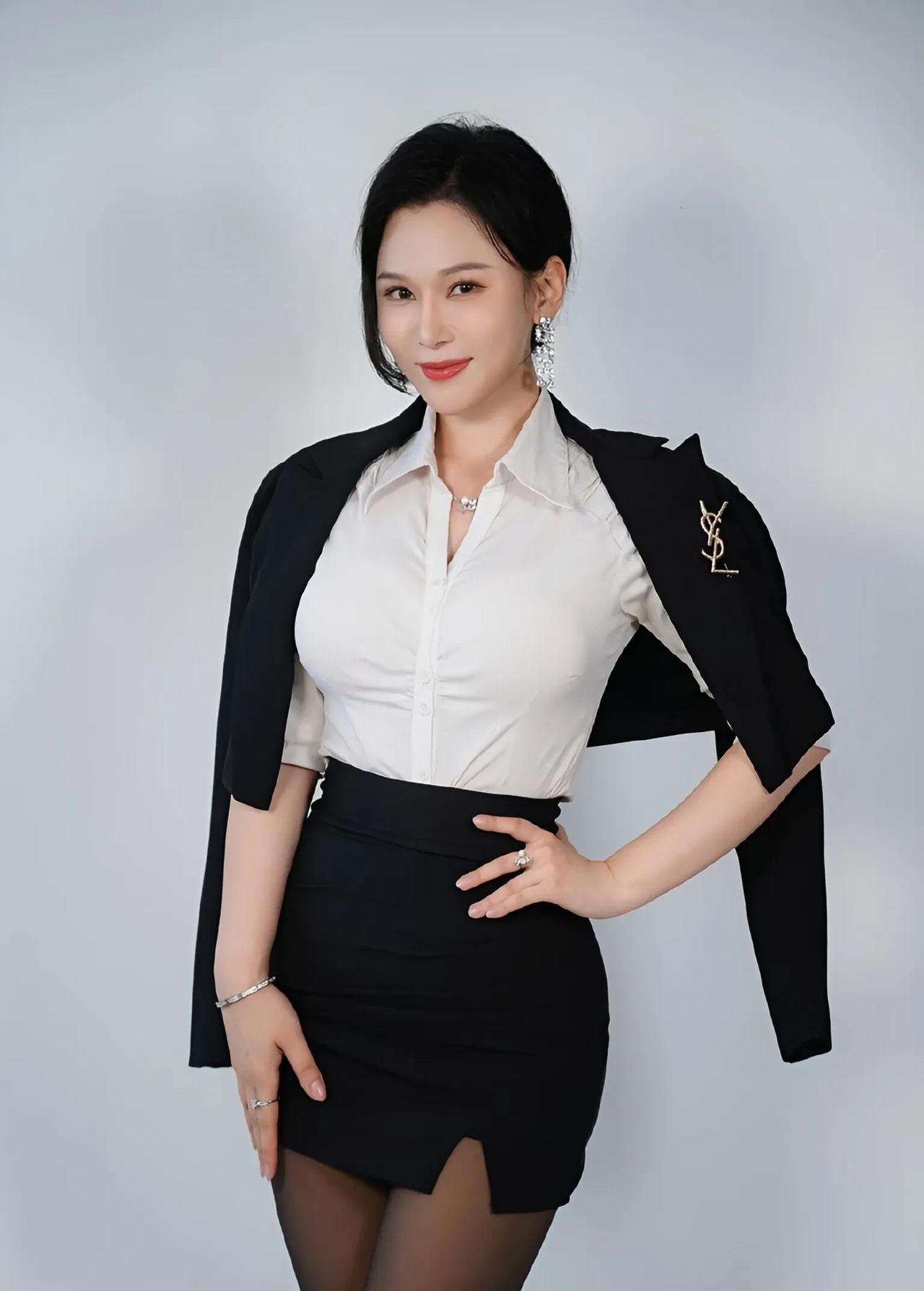 何雨桐黑丝尖头高跟拉长腿部，职场穿搭干练又温婉