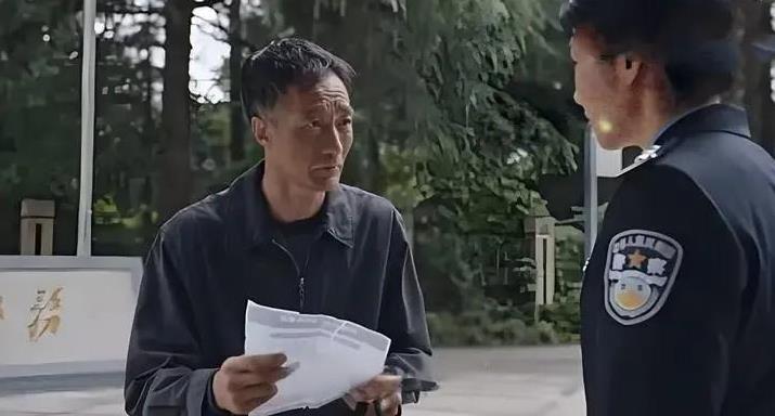 追剧《利剑.玫瑰》，有一处情节很令我生气。齐德富这位善良的老人家主动把阿远交给