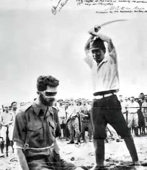 1944年，美军在日军尸体上发现了日军挥刀斩首澳大利亚陆军中士伦纳德的照片，照片