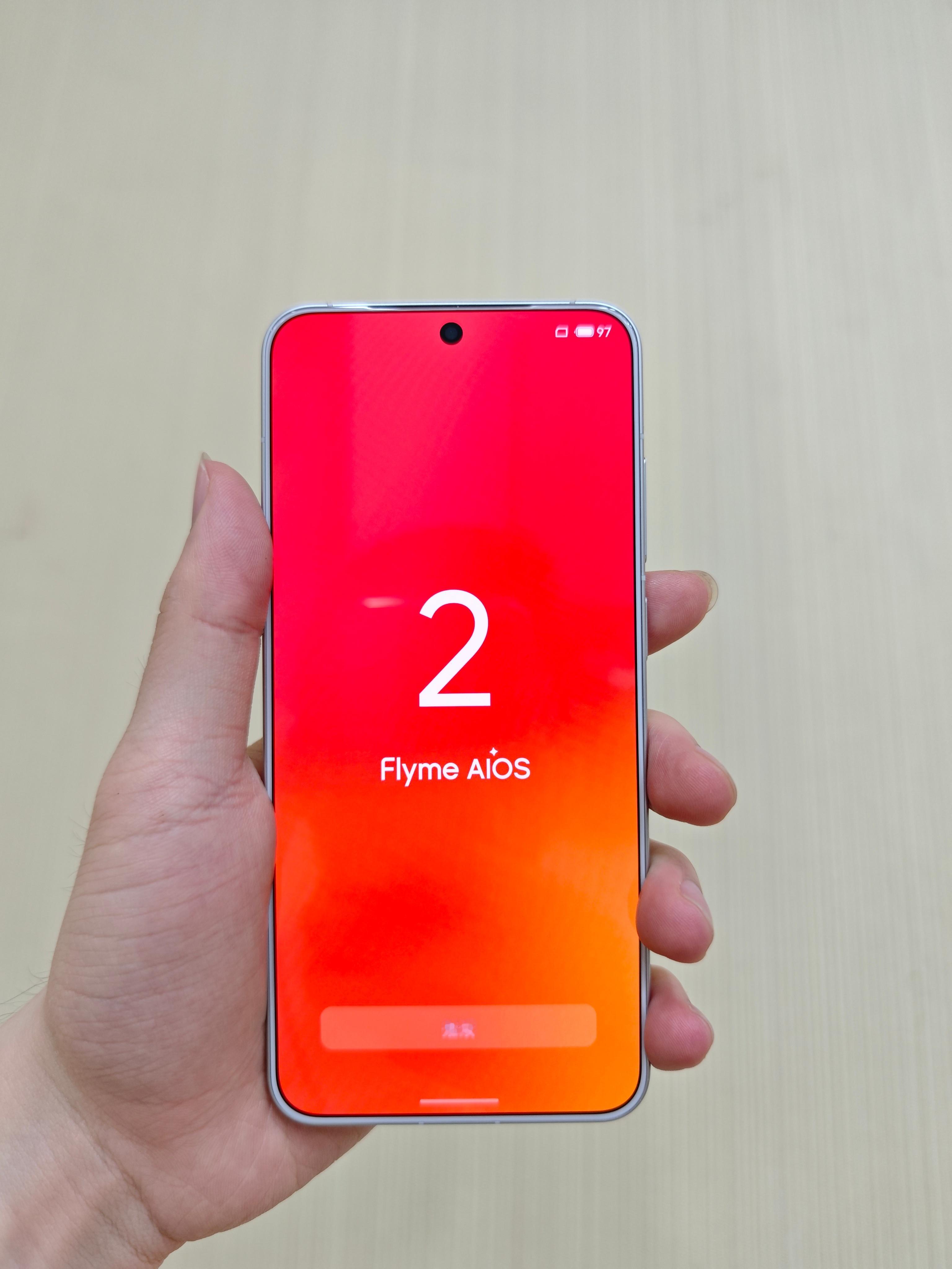魅族现在彻底变成亿咖通了摸出来魅族22，手感精致，摄像头deco覆盖一层透明材质