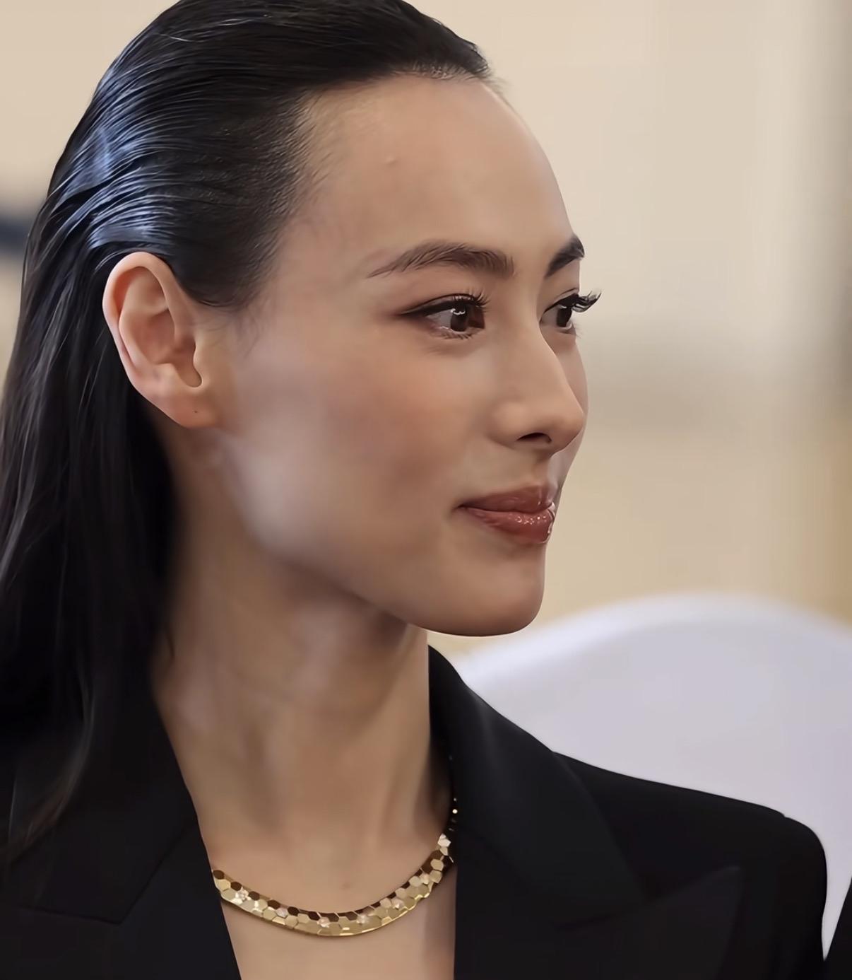 她的大儿子如今已经17岁了，岁月却未在她脸上留下任何痕迹。梁洛施这个骨相相当的抗