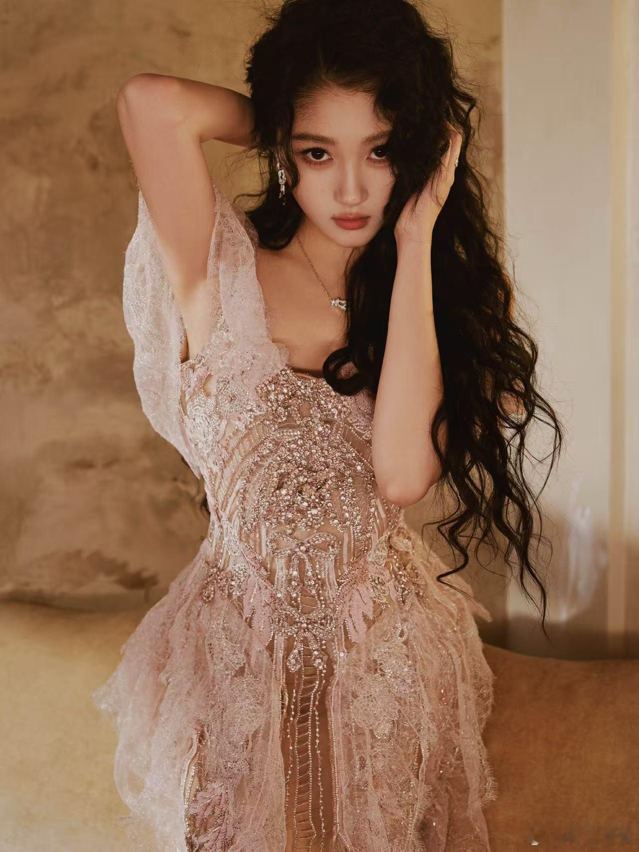 关晓彤蕾丝长裙关晓彤es高定蕾丝粉裙关晓彤es高定蕾丝粉裙，好看，