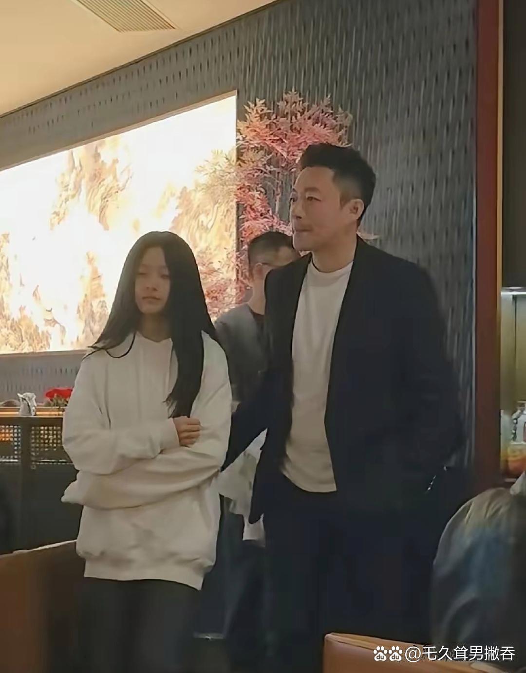 小玥儿活脱脱像大S本人。跟汪小菲走一块时，那股气质，特别有当年大S的感觉。谁懂啊，简直是翻版。​