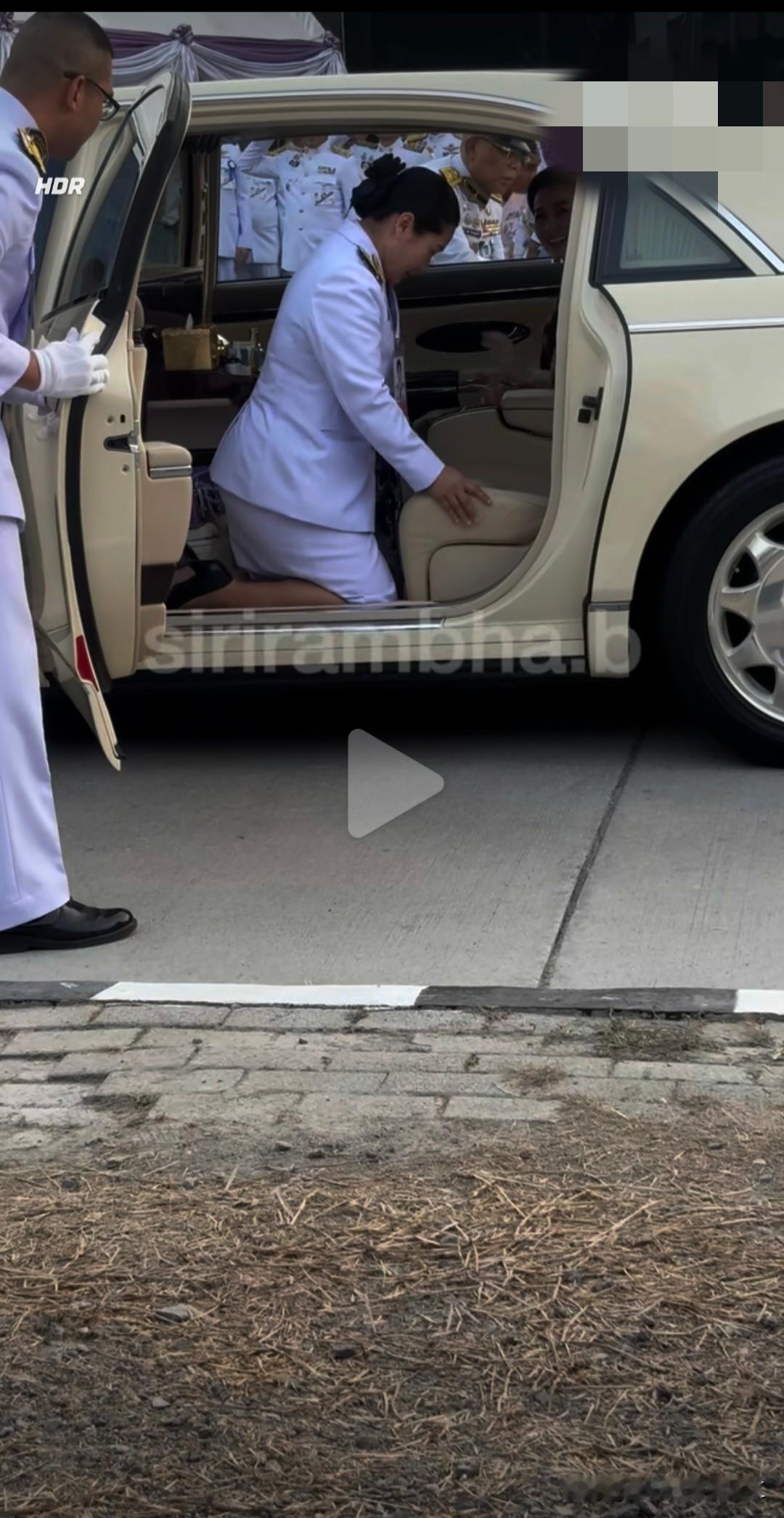 大受震撼，和泰国王后同乘一台车的女官上车后居然是跪着的（各地文化不同表示尊重）
