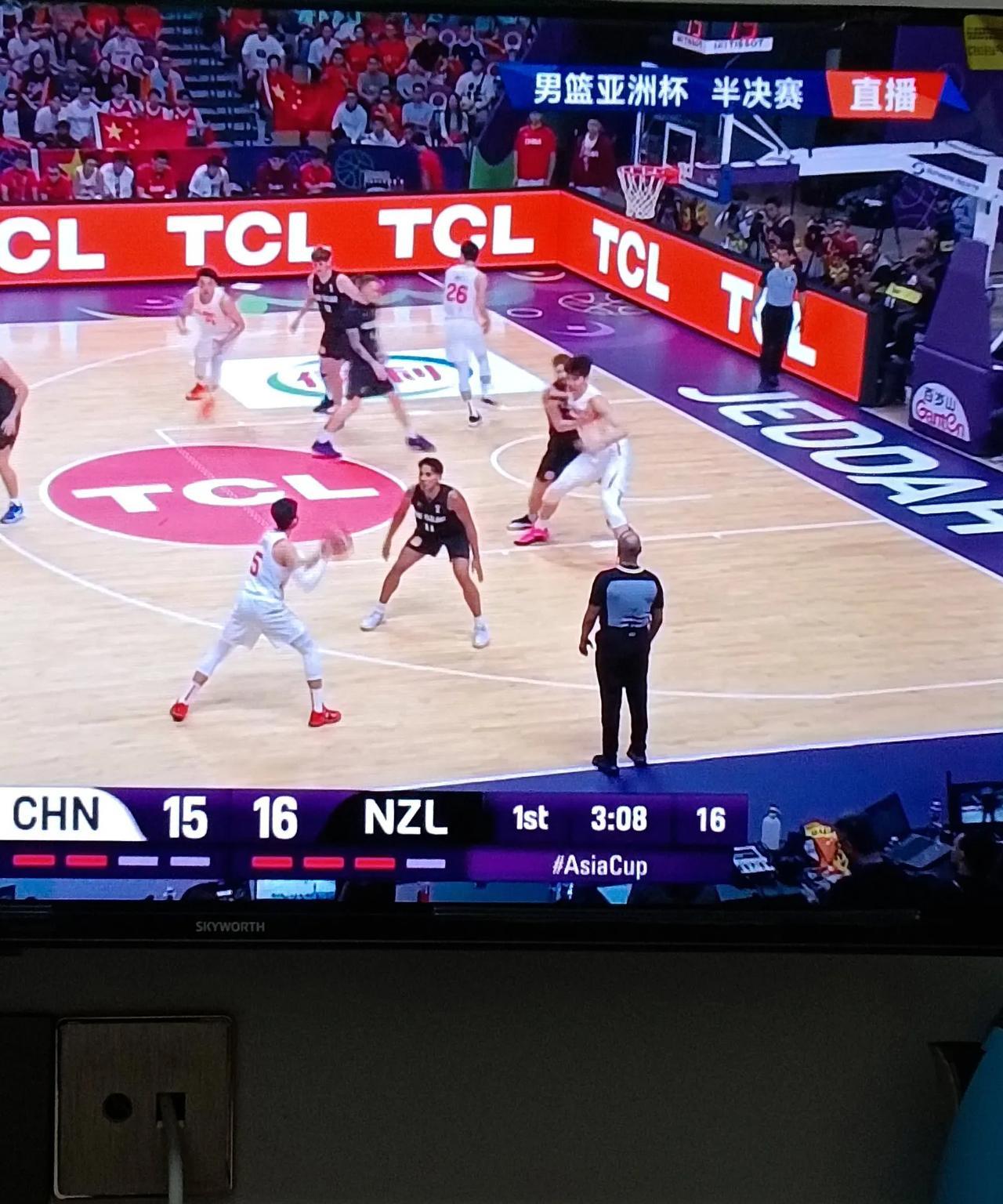 惊喜，中国男篮98:84战胜新西兰，挺进决赛。第一节前6分钟，双方势均力敌，中