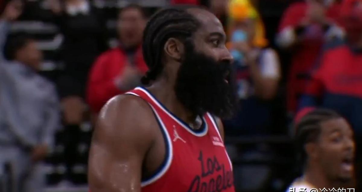 哈登不是老了，是被用废了。上半场拼得像年轻时，下半场站着看球，不是不想动，是真