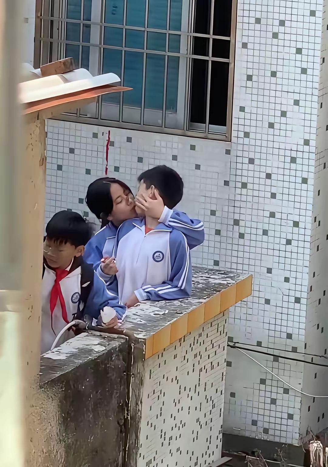看到这样的场景，真该让家长们好好重视——当孩子身着校服在公共角落做出过于亲密的举