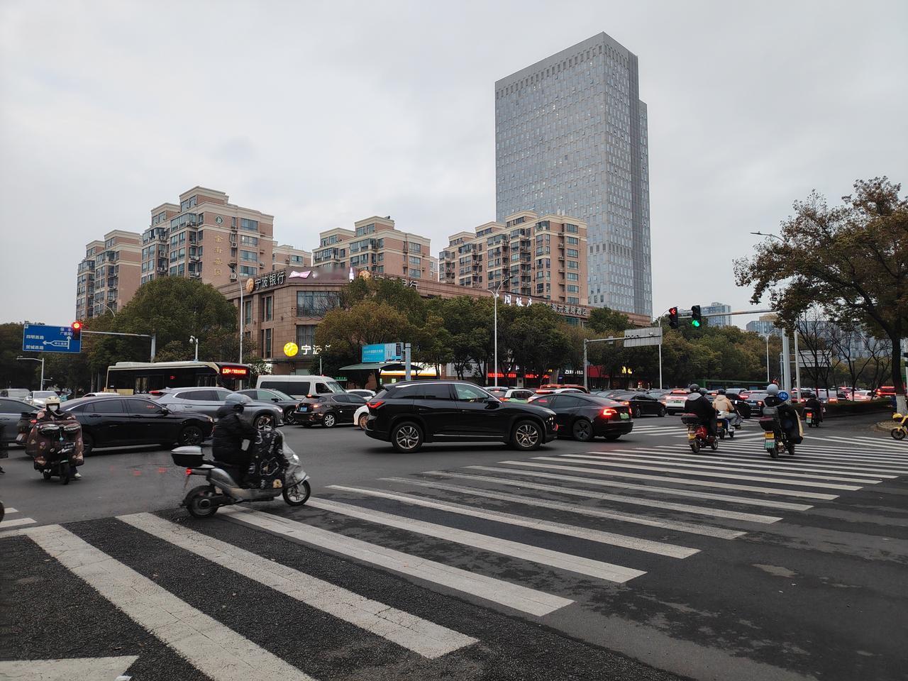 朋友去年被公司裁员了，今年他们公司，又想叫他回去，说是可以加薪两千，回原岗位。理