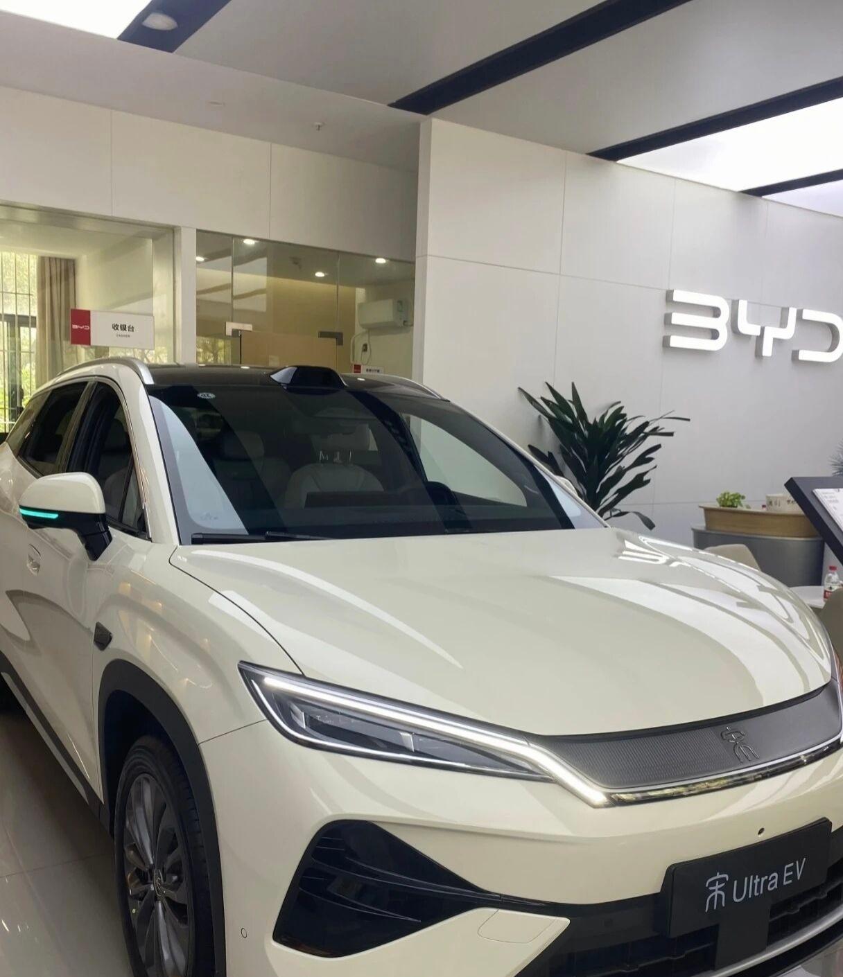 比亚迪2026开年颜值车来啦！三种颜色实拍图比亚迪宋UltraEV可以看作海豹