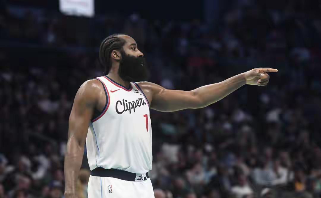 看到伦纳德最近四场的表现，我后背发凉。这不是球星爆发，是程序错乱。场均36.