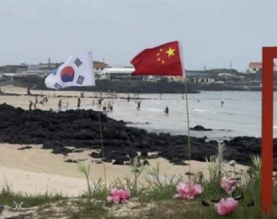 韩国网友炸锅！济州岛海滩惊现五星红旗与太极旗并列，真相竟是...