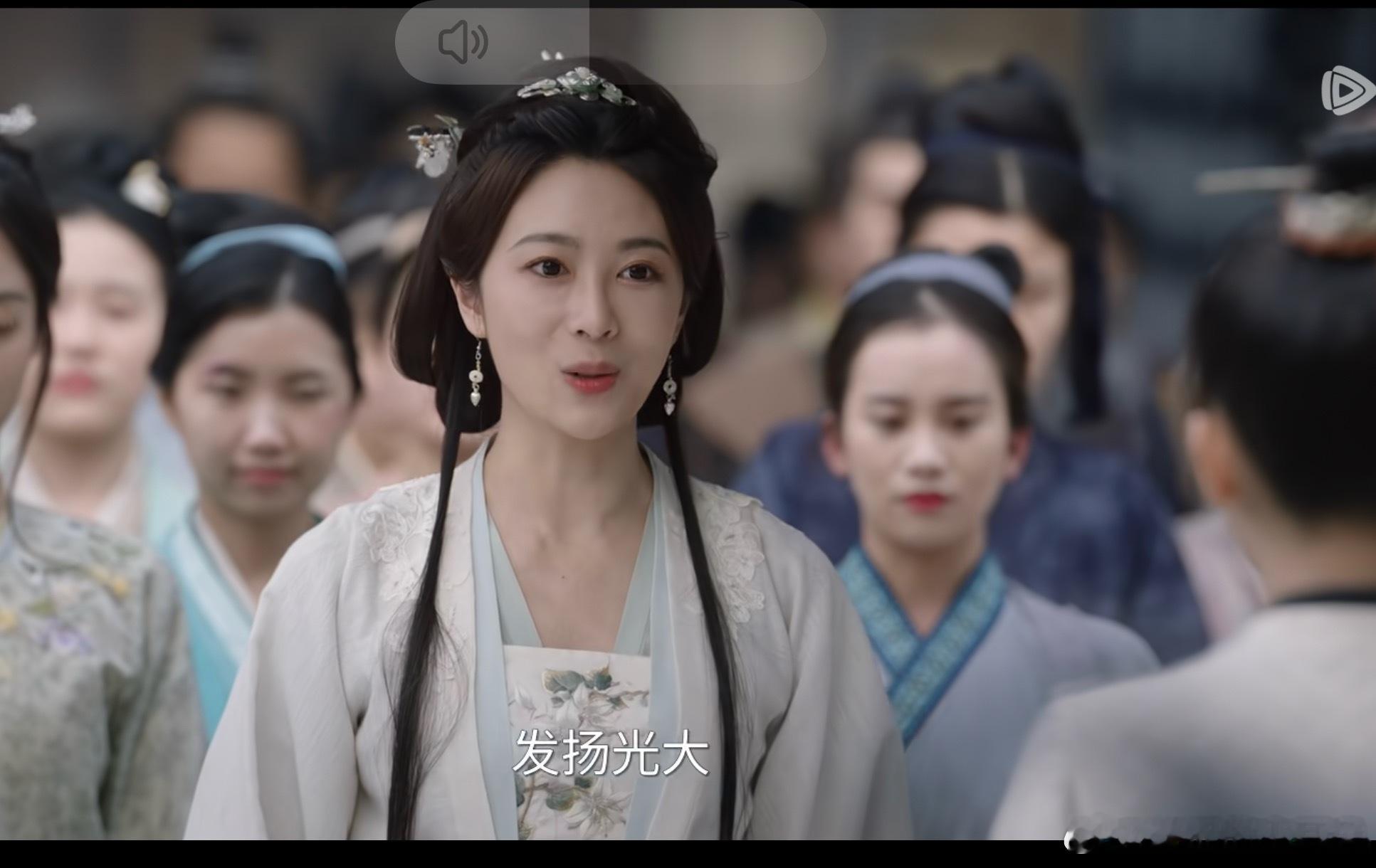 看锦月如歌这个配角造型，我还以为是穿了白鹿白月梵星里这件衣服。​​​