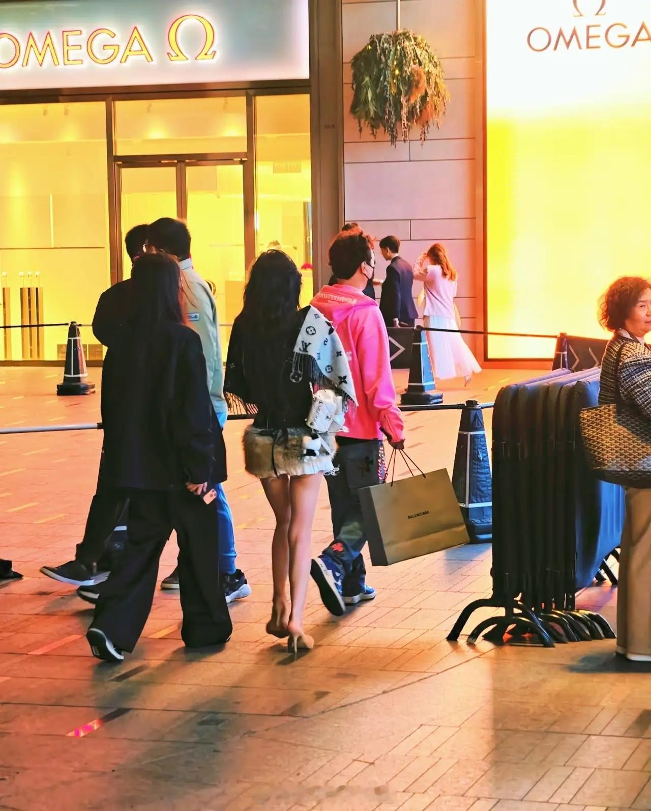 有网友在香港K11偶遇王思聪，身边依旧是美女！这条克罗心的裤子，真的超贵，前几天