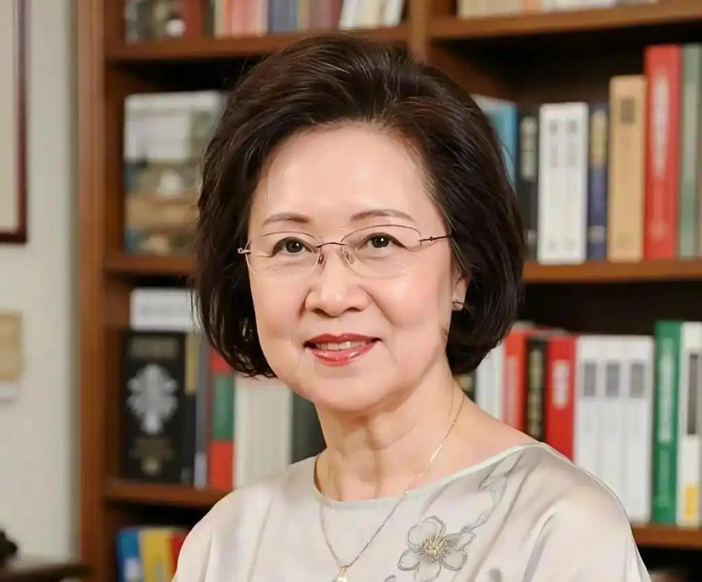 2017年，平鑫涛患上了失智症，要插鼻胃管延续生命，妻子琼瑶坚决反对，她说：他将