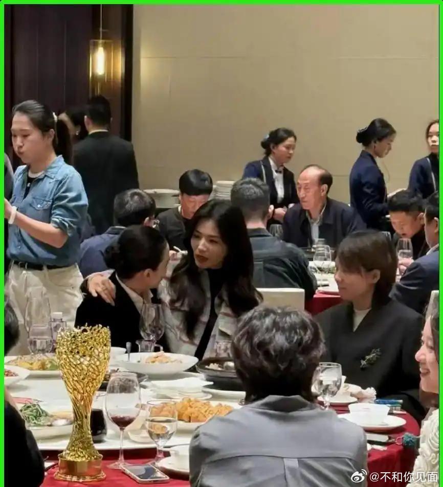 47岁刘涛微醺后坐宋佳腿上热聊，网友看呆：这还是那个温柔贤妻吗，女神也有真性情！