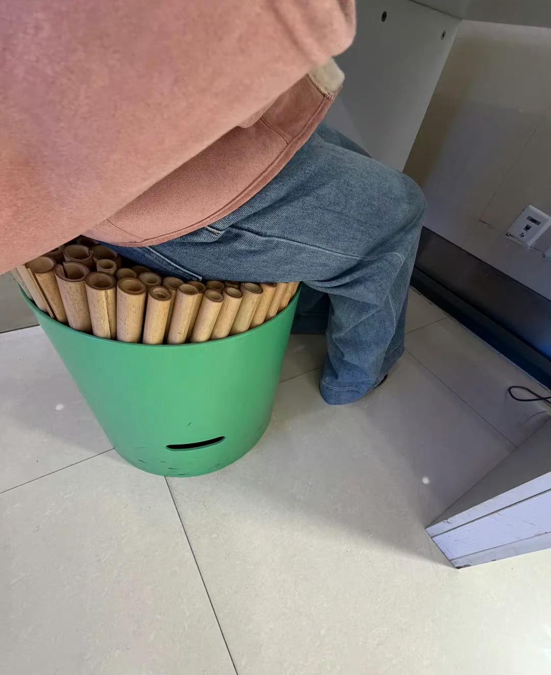 网友曝光某地税务局的神奇凳，这起身屁股不得密密麻麻？网上搜了下还挺贵。