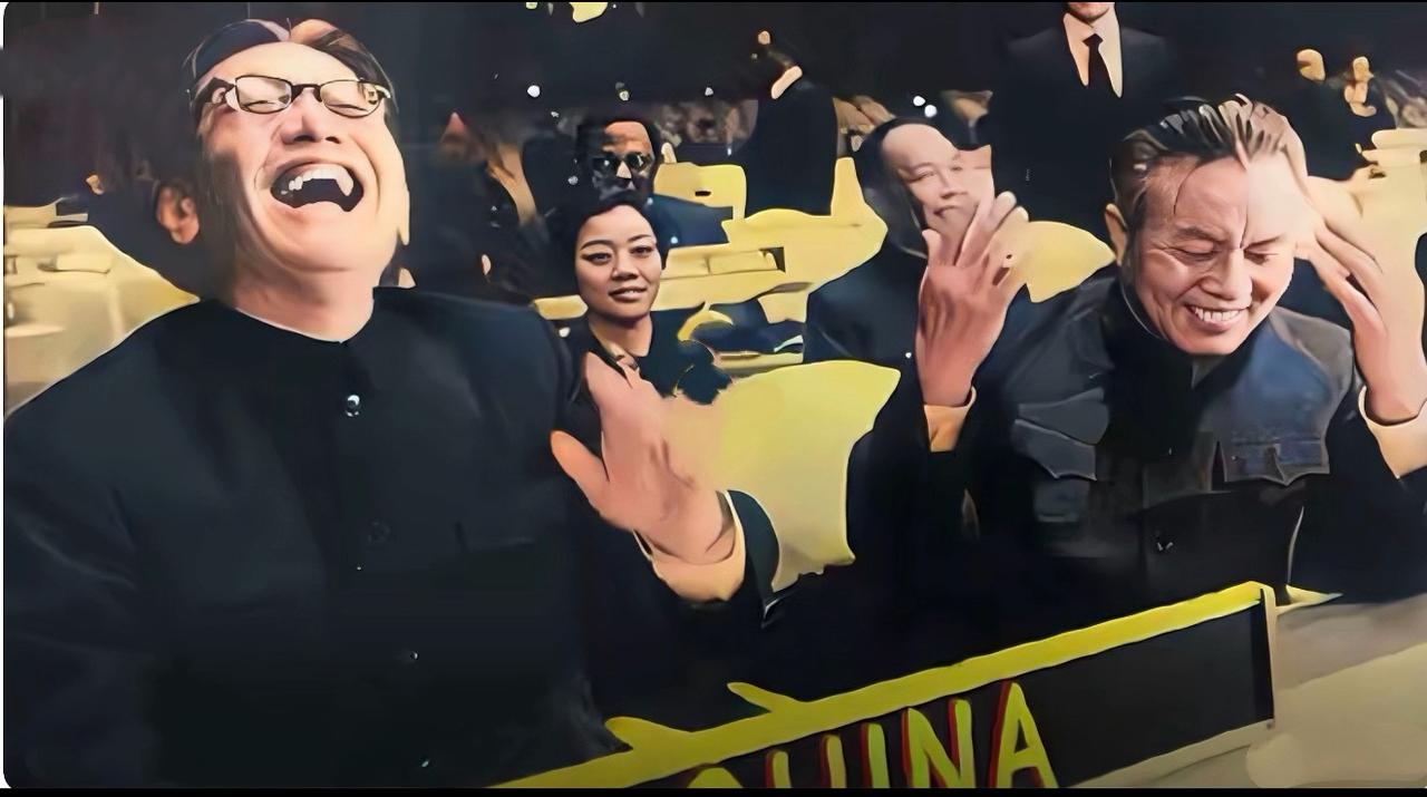 下图是乔冠华在联合国会议大厅的一张抓拍照，彼时，是1971年11月15日，那日起